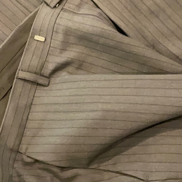 Hugo Boss suit 42S. 36/32 pants - Picture 8 of 11